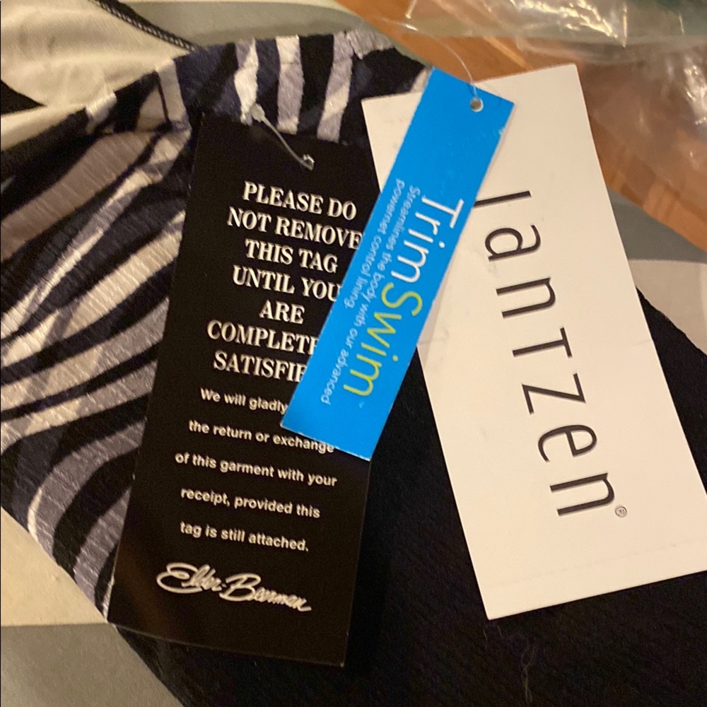 Jantzen Black and White Wave Pattern One Piece Swimsuit Size 12 NWT
S-12 - Picture 8 of 11